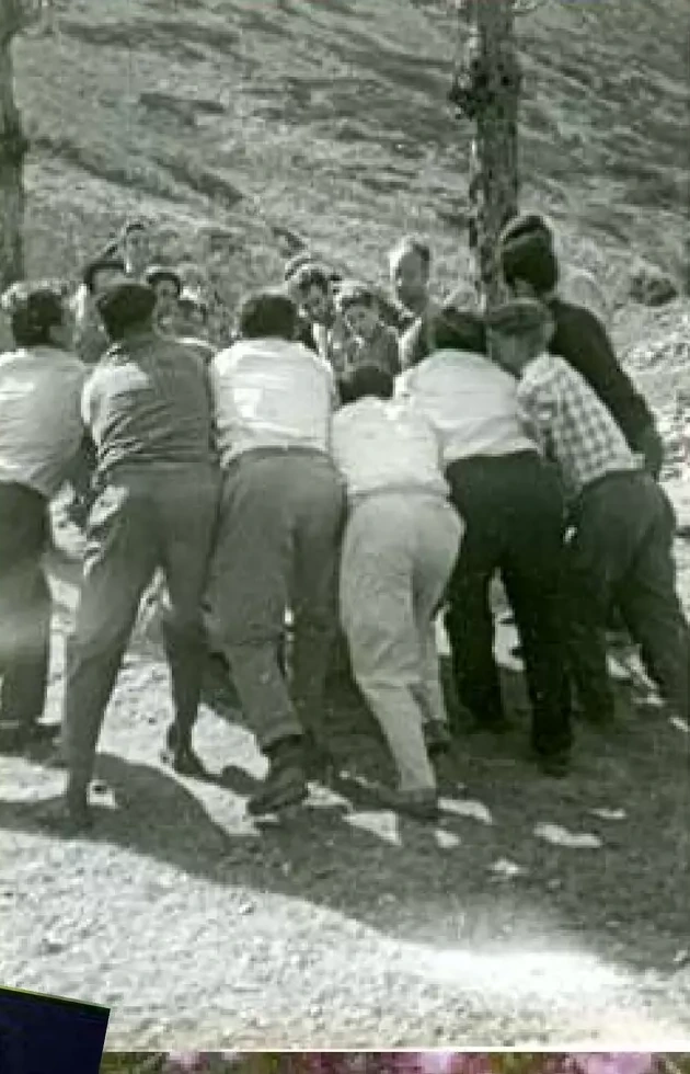 Fotografía histórica de romeros reunidos en la ladera del Brezo