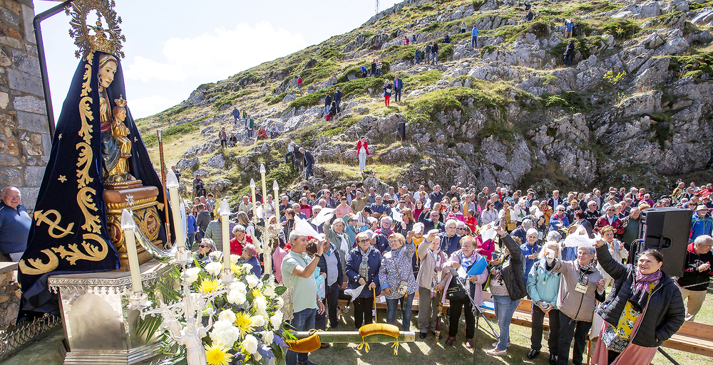 Fieles durante la Romería de la Virgen del Brezo